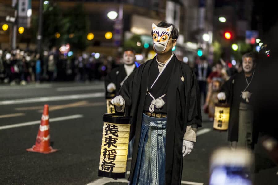 Erwerbt Fuchsmasken auf dem Fest.