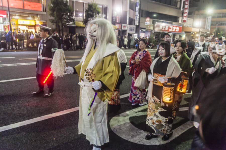 Ein traditionelles Fuchskostüm an Silvester in Tokio.