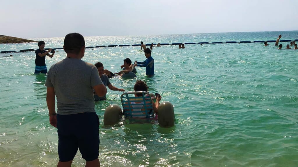 Mit dem Stuhlboot ins Wasser am Chura Sun Beach.