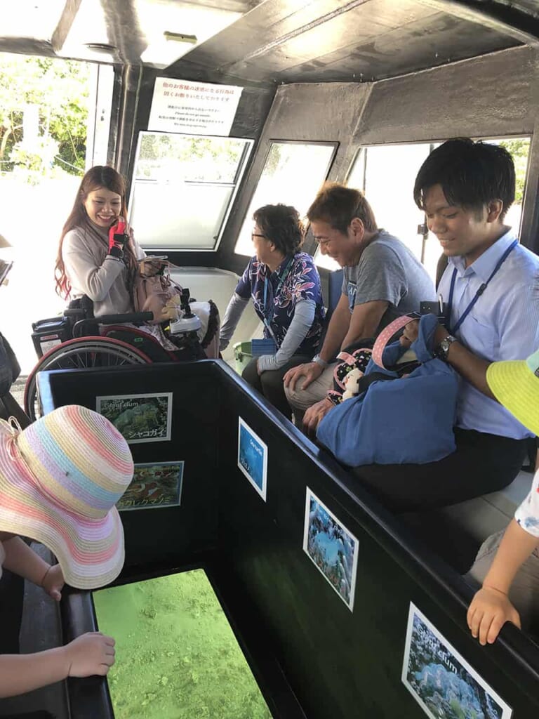 Mit dem Glasboot an der Kabira Küste auf der Insel Ishigaki.
