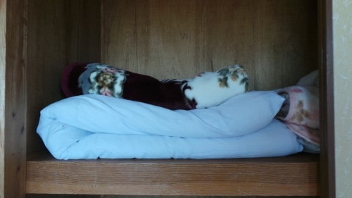 Aufbewahrung eines Futons im Wandschrank.