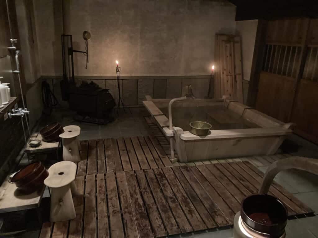 Traditionelles Badezimmer im Takyo-Abeke Gästehaus.