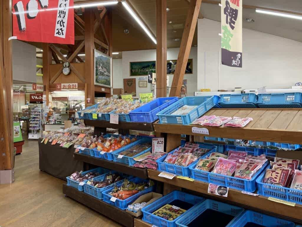 Im Informationszentrum Kawamoto werden lokale Produkte zum Verkauf angeboten.