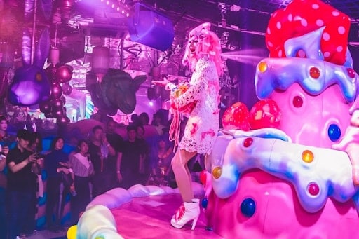 Schillernde Auftritt im Kawaii Monster Café in Harajuku.