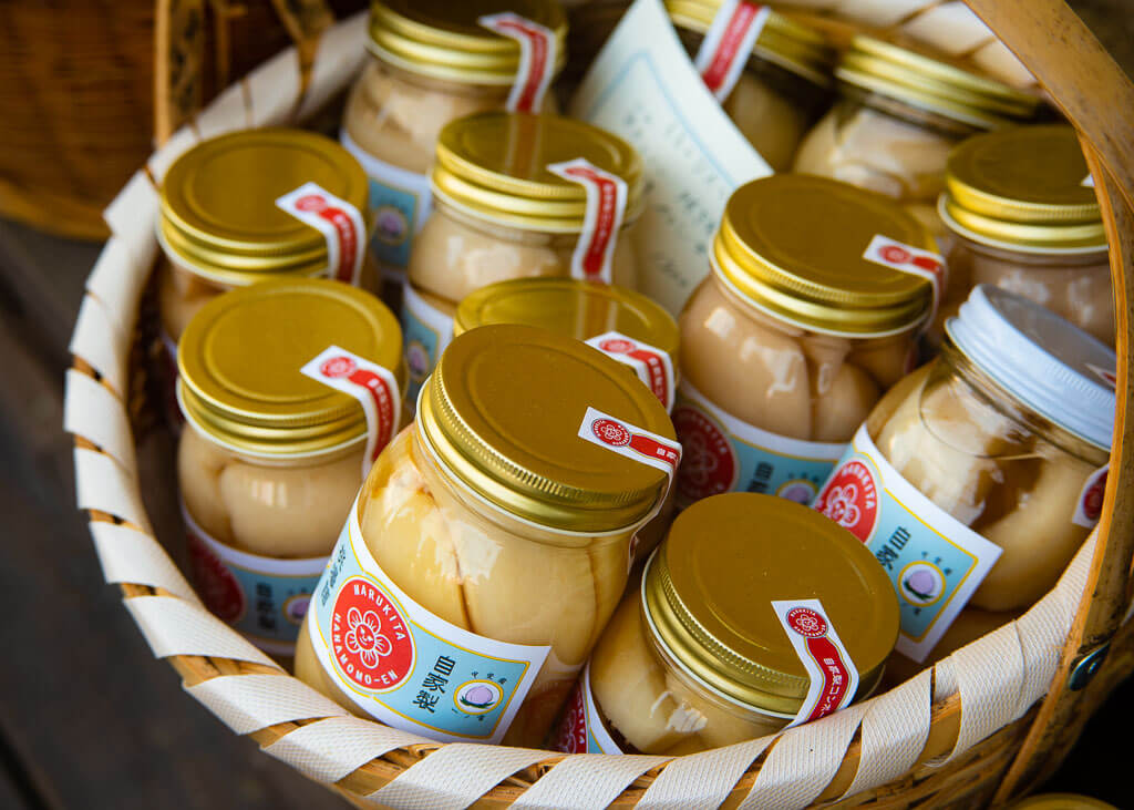 Pfirsichmarmelade von der Farm Marukita Hanamomo-en in Fuefuki, Präfektur Yamanashi.