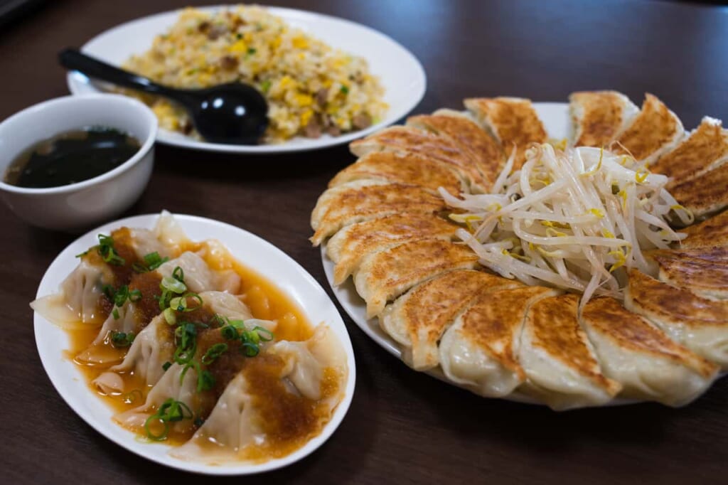 Eine traditionelle japanische Erfahrung: kreisförmig angeordnete Gyoza.