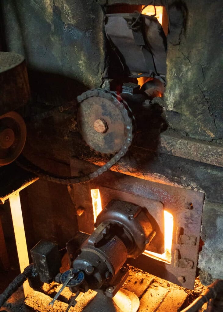 Traditionelle Maschinen in der Fabrik Meijiya Shoyu.