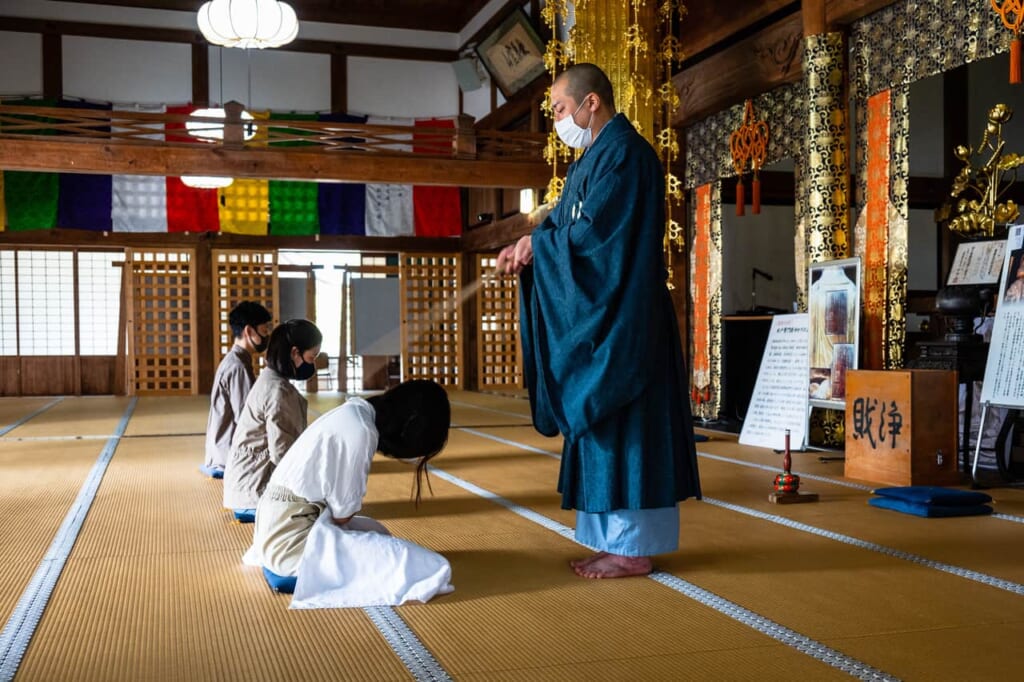 Eine traditionelle japanische Erfahrung: erlebt den Zen-Buddhismus.