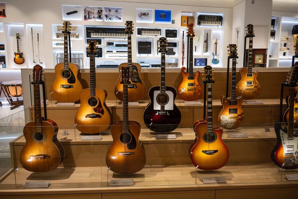 Akustikgitarren im Museum "Yamaha Innovation Road" in Hamamatsu.