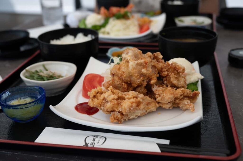Karaage im Restaurant Kanzanjien.