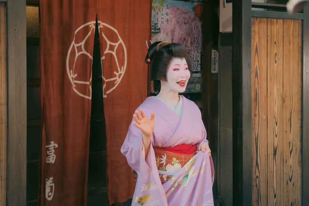 Geisha vor einem Gebäude