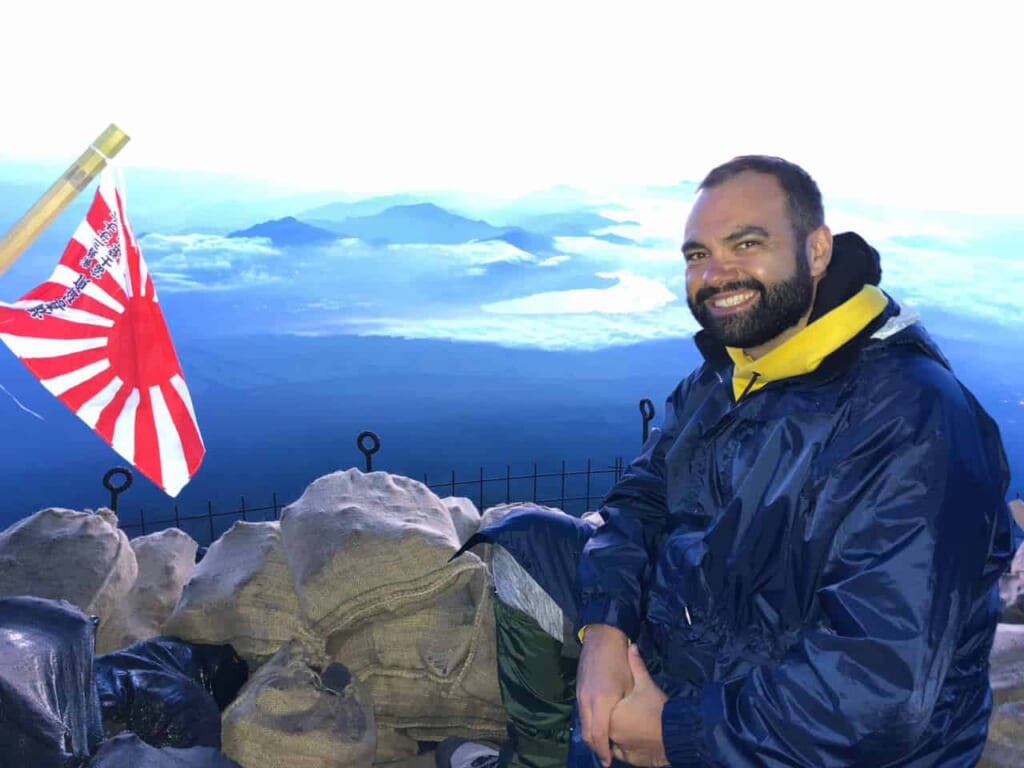 Besteigung des Fuji: Auf dem Gipfel mit der japanischen Flagge.