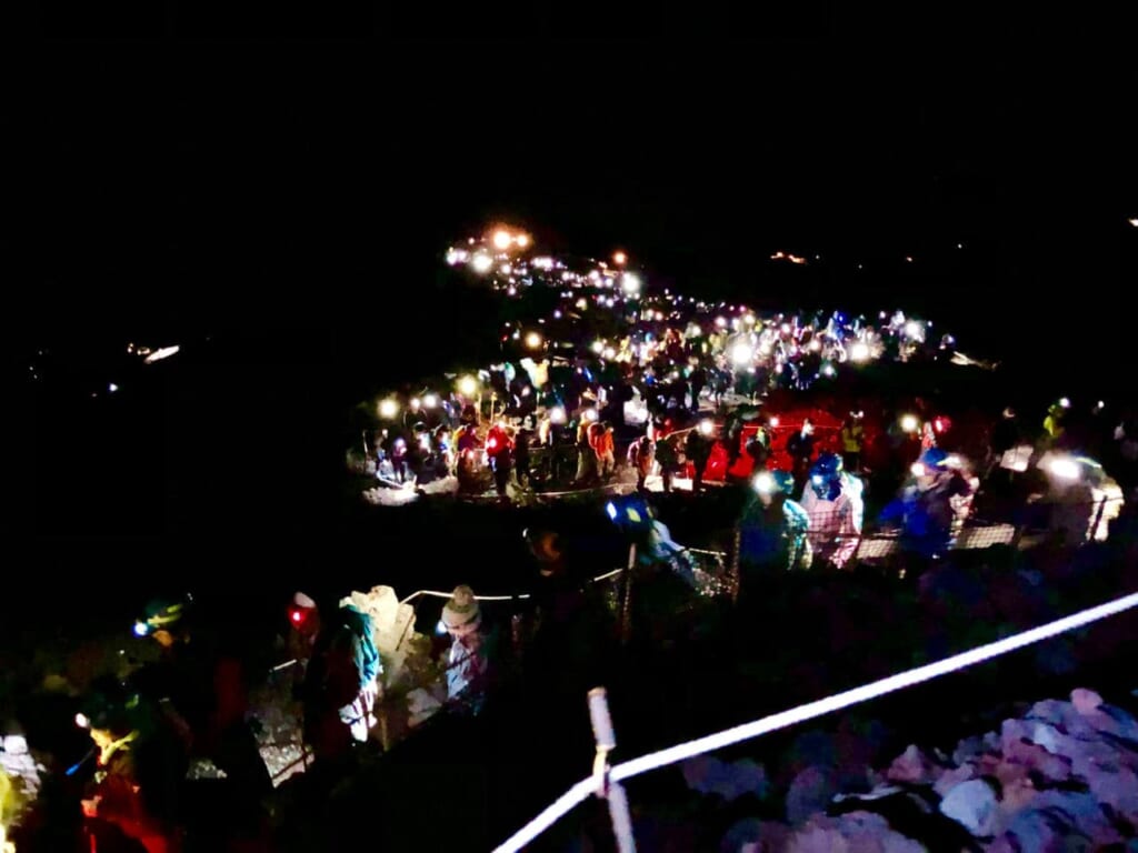 Zahlreiche Wanderer auf dem Weg zum Gipfel des Fuji.