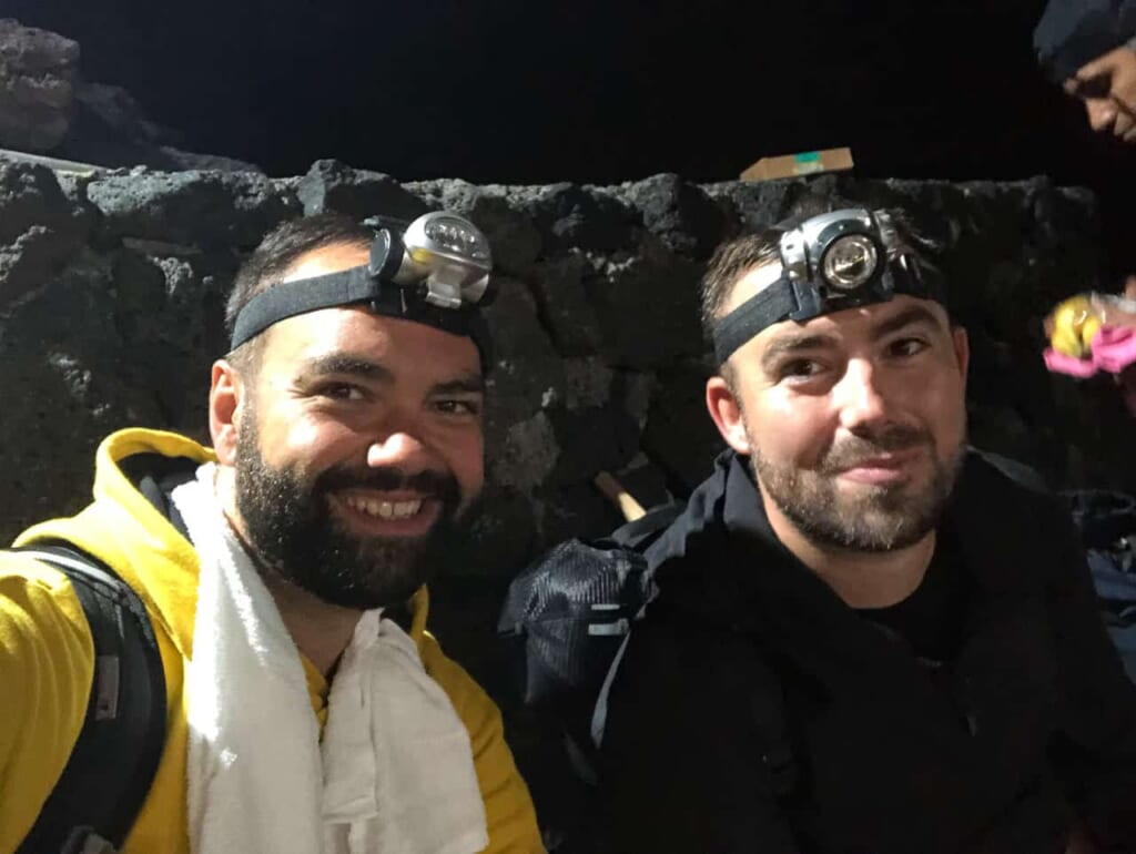 Ausgestattet mit Stirnlampen.