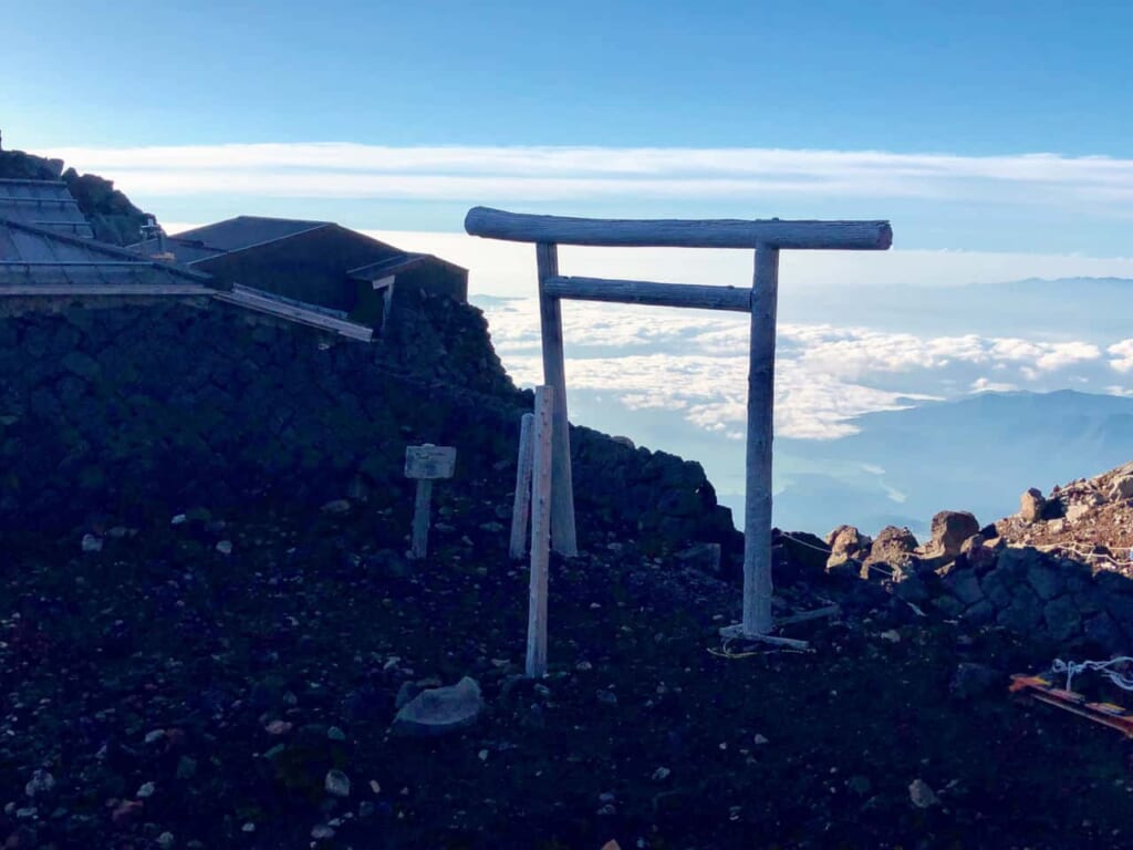 Besteigung des Fuji: Torii-Tore auf dem Weg zum Fuji.