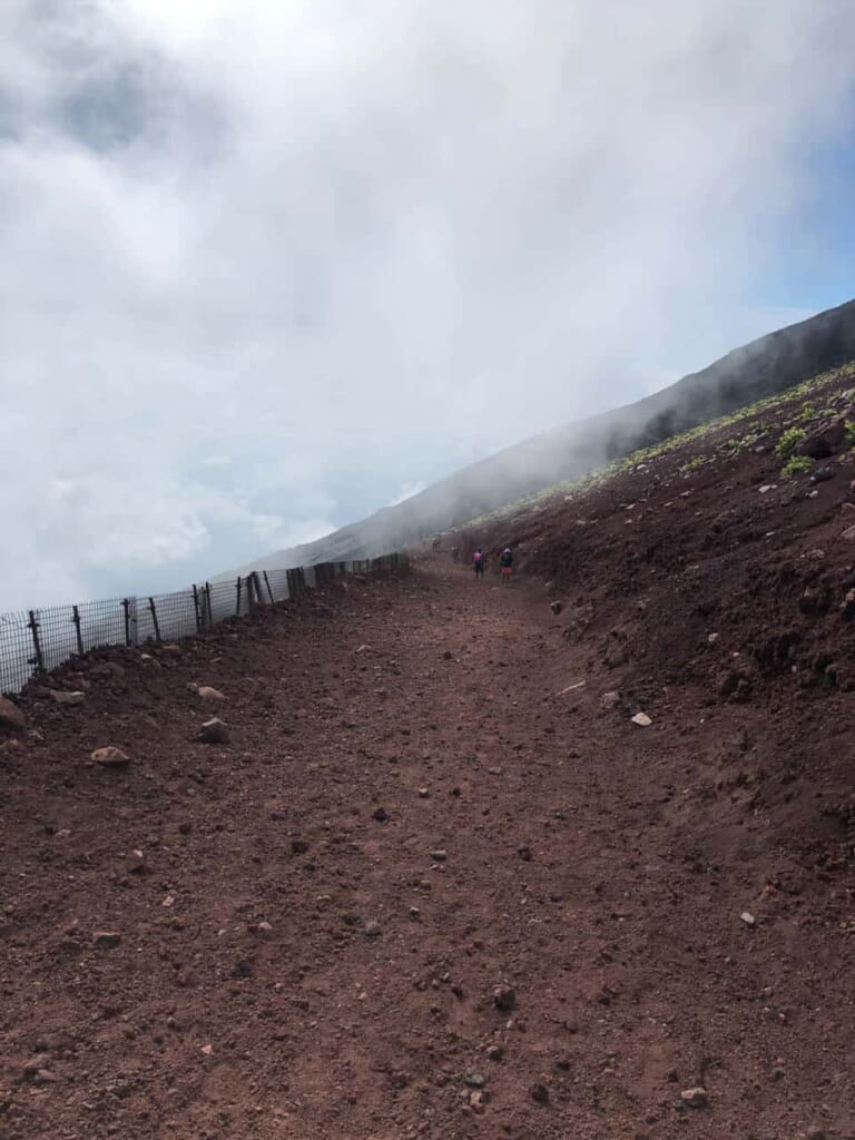 Die atemberaubende Vulkanlandschaft des Berges Fujiin Japan.