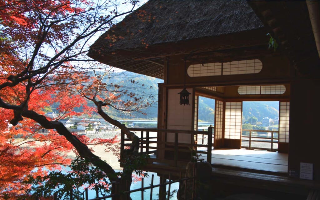 Gebäude auf Stelzen im Garyu Sanso, Präfektur Ehime.