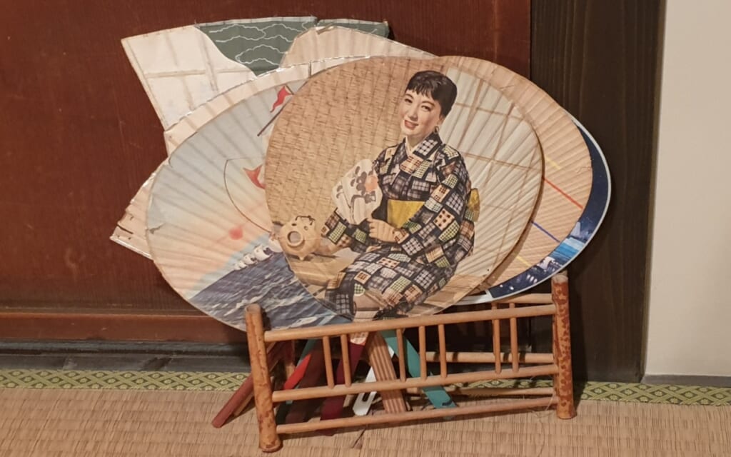 Fächer im Omoide Soko Museum in Ozu
