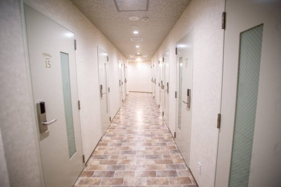 Ein Gang mit Türen zu privaten Zimmern.