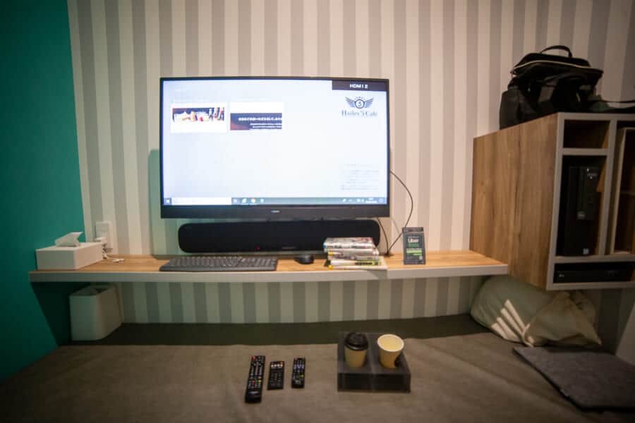 Großer Bildschirm im privaten Zimmer