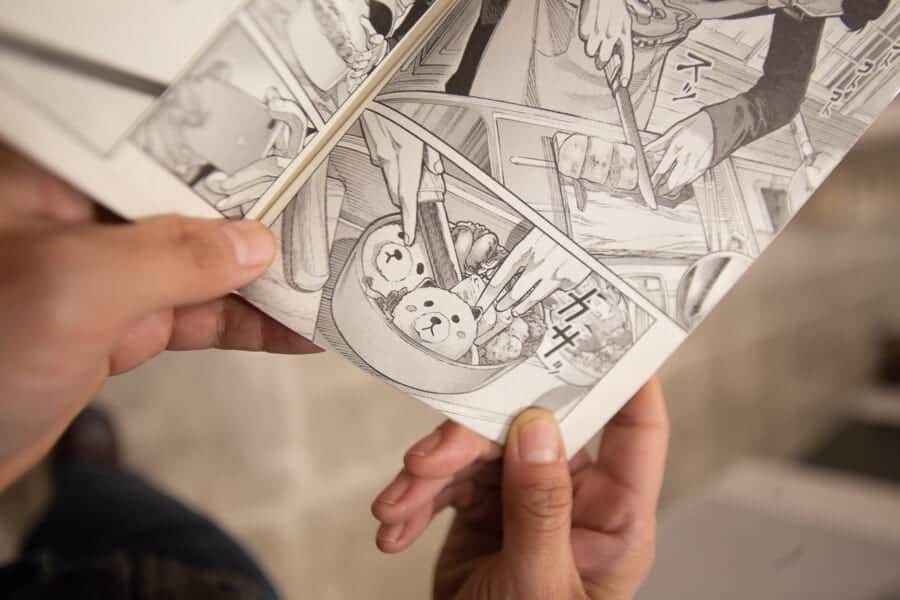 Manga lesen im Manga-Café in der Nacht.