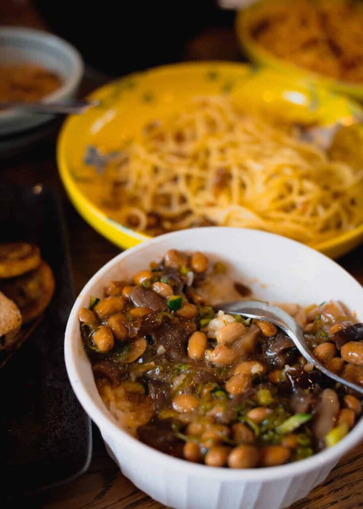 Verschiedene Gerichte mit fermentierten Sojabohnen.