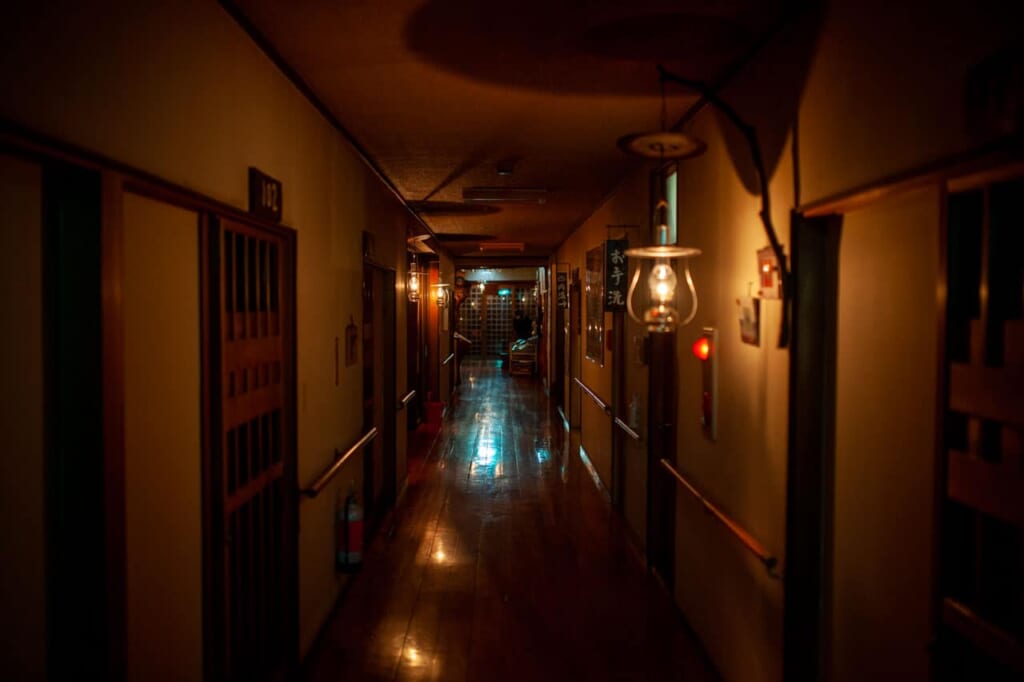 Ein von Öllampen beleuchteter Gang.