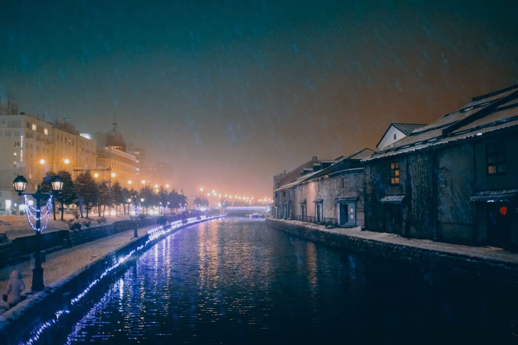 Kanal in Otaru mit Schneefall.