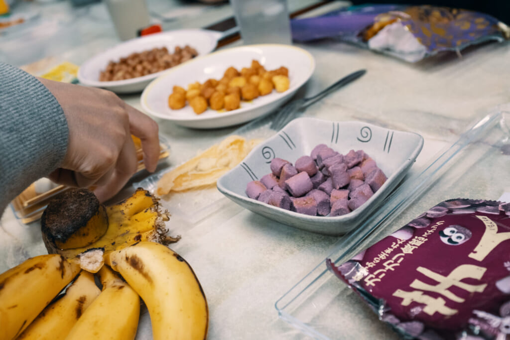 Japanische Snacks in einem Minshuku auf Taketomi.