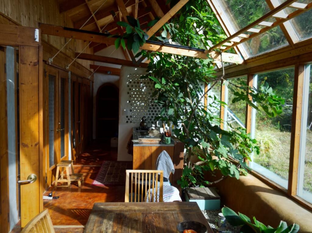 Innenansicht vom Earthship Mima.