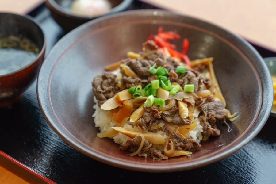 Reisschüssel mit Bärenfleisch, Japan.