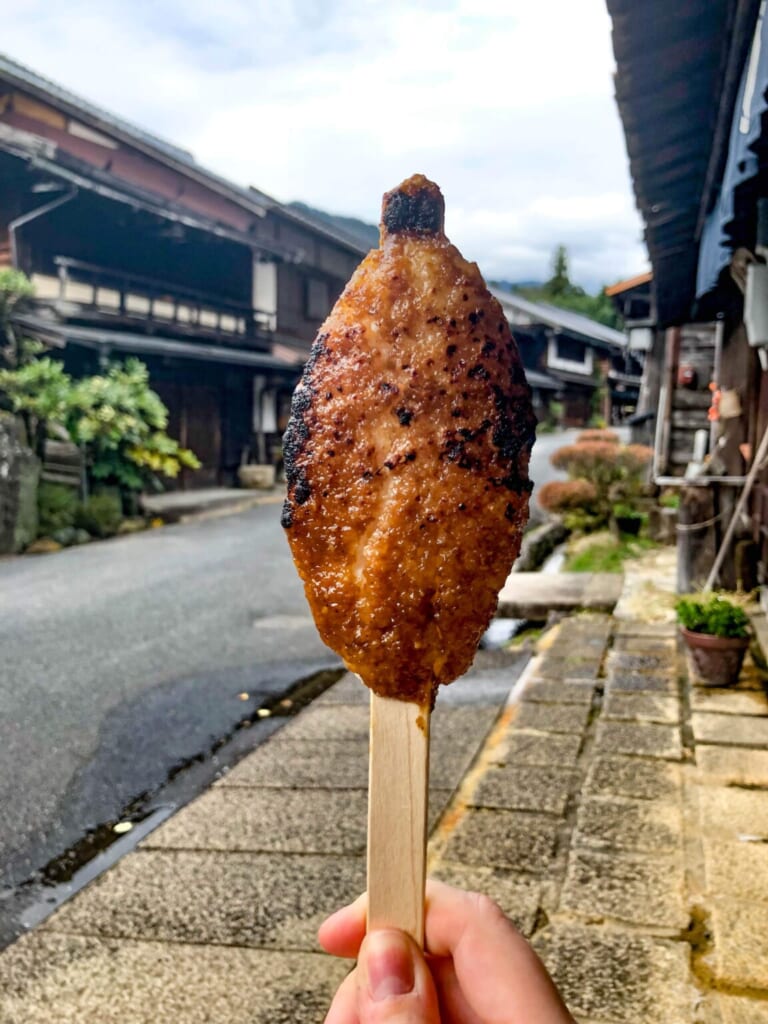 Japanische Mochi am Spieß.