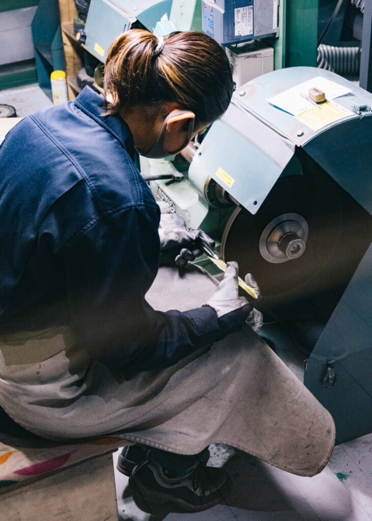 Japanische Handwerkerin stellt Messer her.