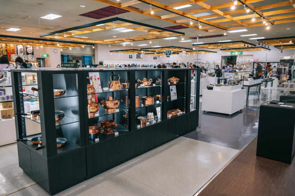 Das Tsubamesanjo Regional Industry Promotion Center der TAKUMI Road in Niigata, Japan.