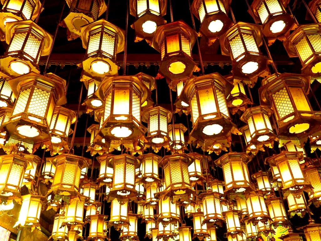 Japanische Laternen in einem Tempel.