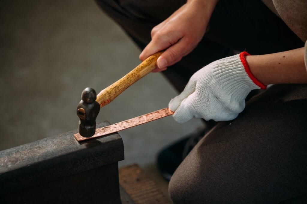 Heerstellung eines Brieföffners im Takefu Knife Village.