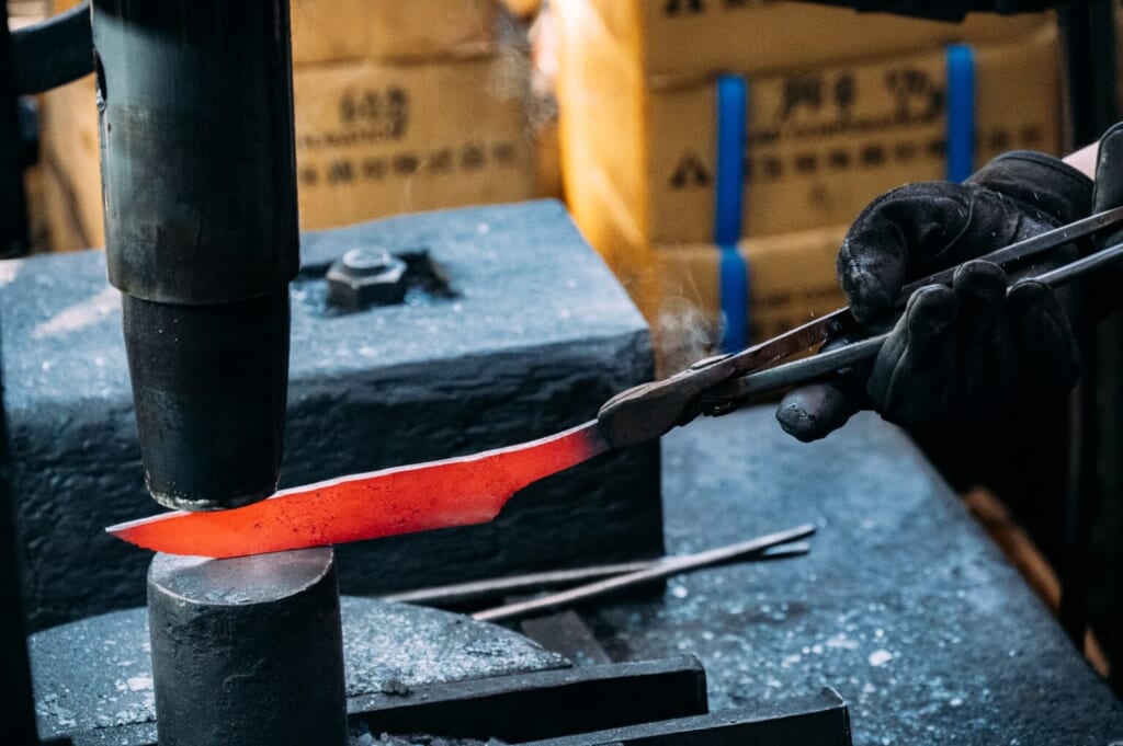 Messerherstellung im Takefu Knife Village, TAKUMI Road in Japan.