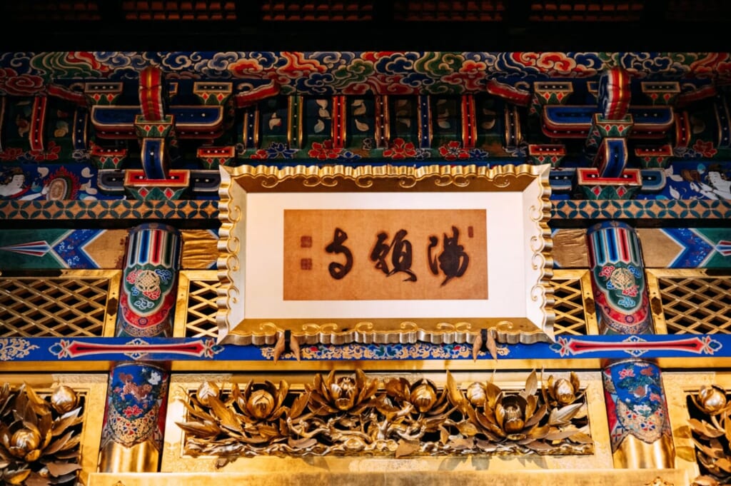 Goldene Verzierungen in einem japanischen Tempel.