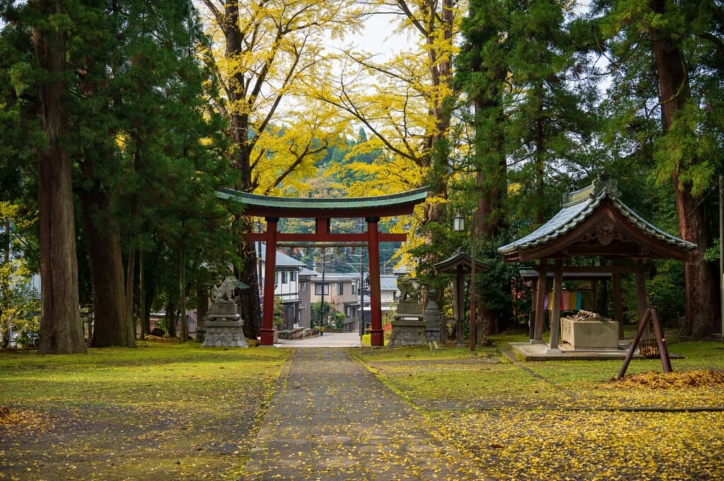 Der Okamoto-Otaki-Schrein in Echizen, Japan.
