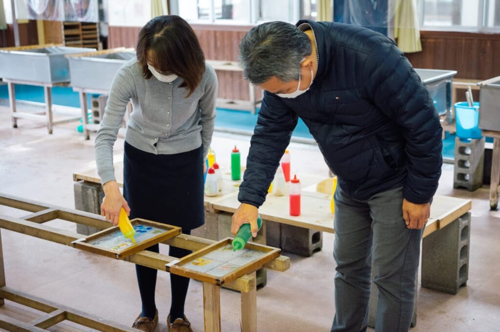 Washi-Papier mit Farbe.