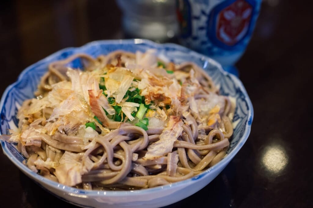 Soba, japanische Buchweizennudeln mit Bonito-Flocken.
