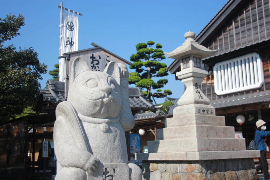 Maneki-neko-Statue in Ise Jingu, Präfektur Mie, Japan.