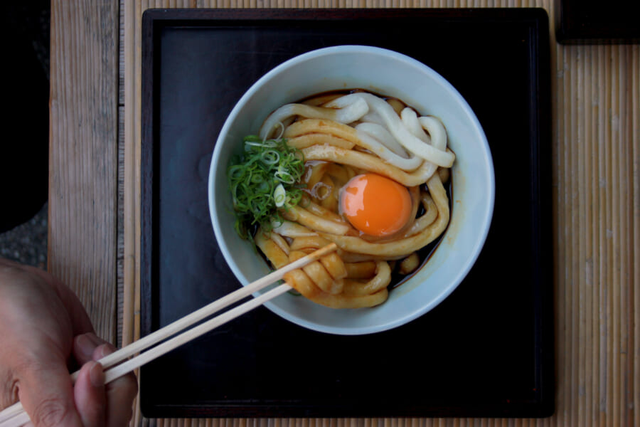 Japanische Udon-Nudeln mit Ei.