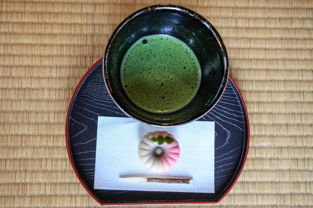 Japanischer grüner Tee und ein Wagashi.