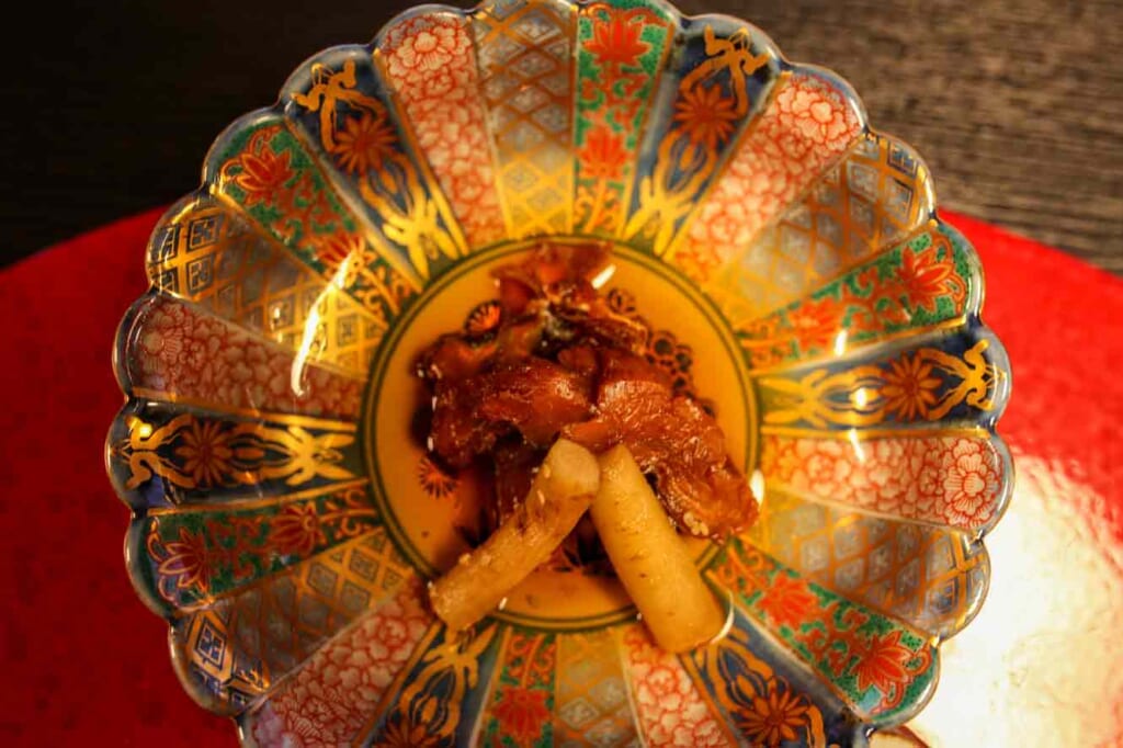 Japanisches Essen in einer traditionellen Schale.