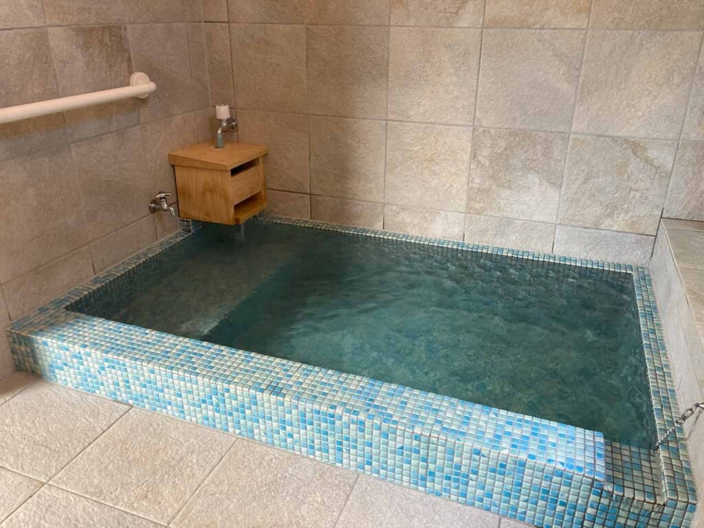 Innenansicht von einem Onsen in Japan.