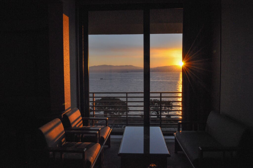 Sonnenuntergang in Japan am Meer.