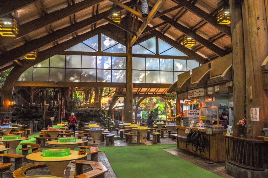 Innenbereich von einem Nagashi-Somen-Restaurant in Japan.