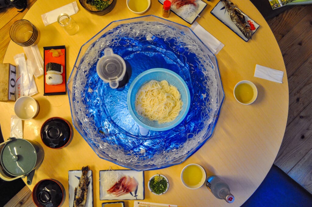 Gedeckter Tisch in einem Nagashi-Somen-Restaurant.