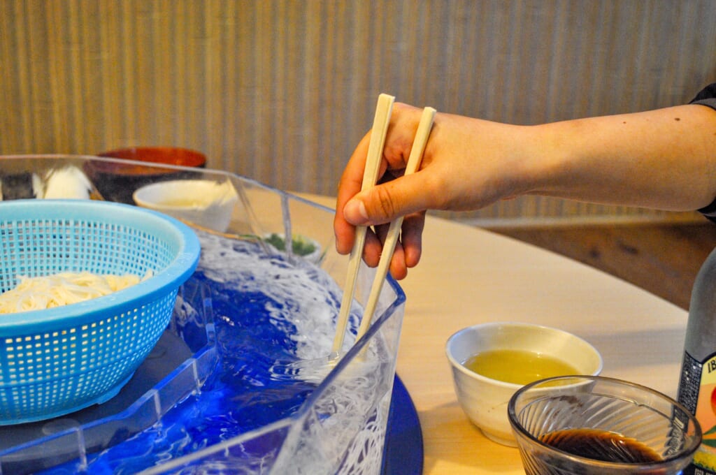 Somen fangen im Restaurant Tosenkyo Somen Nagashi.